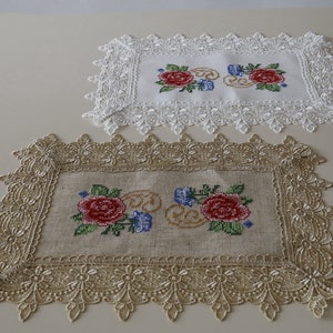 AMT Vintage Spitze mit Kreuzstich Spring Rose Blumen bestickt Leinen Tischsets: 12 x 18 Oblong. Weiß/Beige