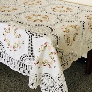 Manteles de encaje de crochet de algodón hechos a mano con un encantador bordado de cintas florales. Beige