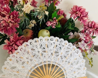 AMT Handmade Cotton Victorian Lace Hand Fan para el favor de la fiesta de bodas, el regalo de la fiesta nupcial o el regalo de la dama de honor - Blanco