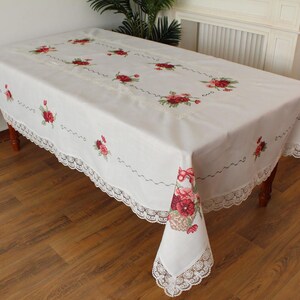 Realza la decoración de tu hogar con nuestro hermoso mantel de encaje vintage con flores primaverales bordadas en punto de cruz. Blanco/Beige.
