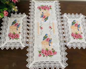 AMT vintage Dentelle avec maillot de croix floral et d’oiseau chemin de table brodé, foulard commode, nappe, napperon, plateau de table - blanc/beige