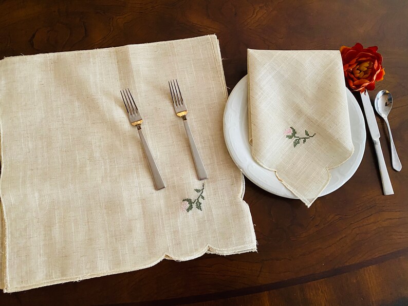 17x17 BeigeWhite A/&MT Floral Embroidered LinenCloth Reusable Dinner Napkins; Set of 4 pieces