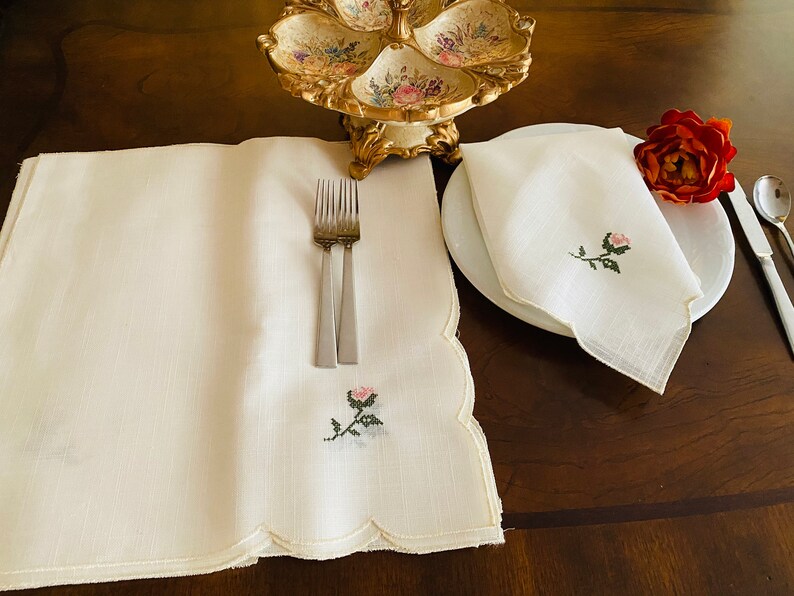 17x17 BeigeWhite A/&MT Floral Embroidered LinenCloth Reusable Dinner Napkins; Set of 4 pieces