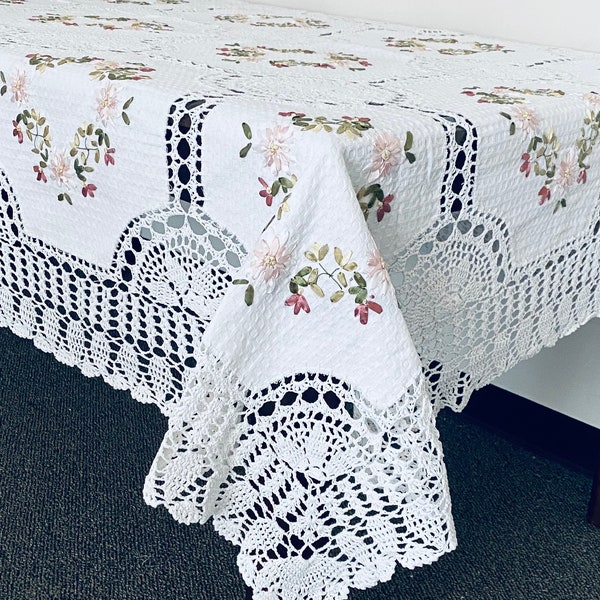 AMT Hermoso mantel de lino decorativo de encaje de ganchillo hecho a mano 100% algodón con cinta floral bordada - blanco, 68 x 140 oblongo