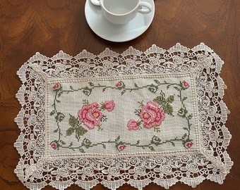 AMT Beautiful Pattern Design Vintage Venice with Cross Stitch Embroidered Linen Placemats; 12"x18" Oblong, Set of 4 pieces - White/Beige