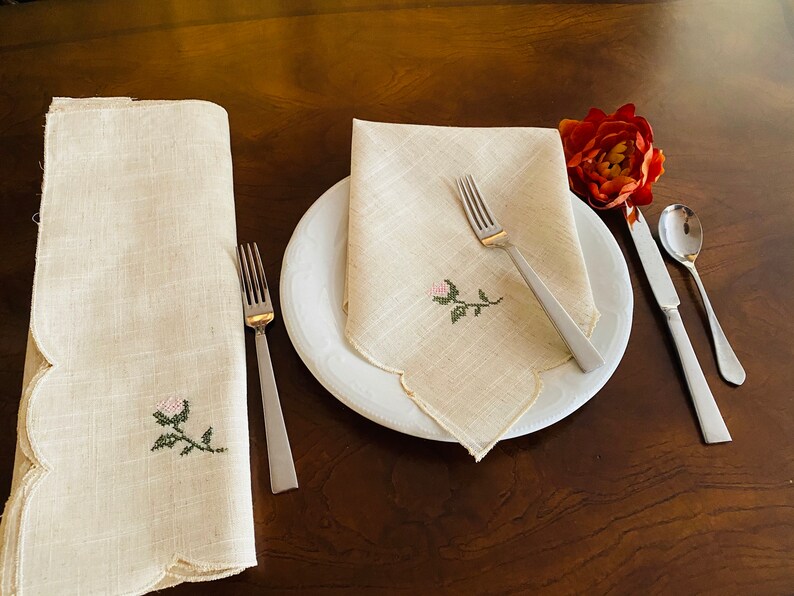 17x17 BeigeWhite A/&MT Floral Embroidered LinenCloth Reusable Dinner Napkins; Set of 4 pieces