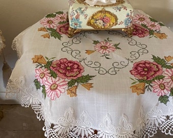Vintage Floral Cross Stitch Linen Table Topper: Venice Lace, Beige/White (34 x 34")