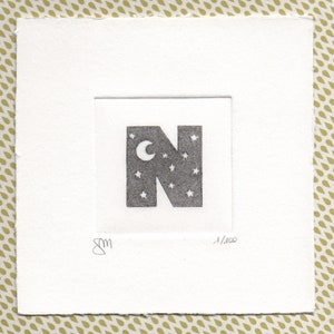 Alfabeto - Lettera N  "Notte"  - Stampa d’arte, disegno, miniatura. Incisione ad acquaforte e acquatinta stampata e acquerellata a mano
