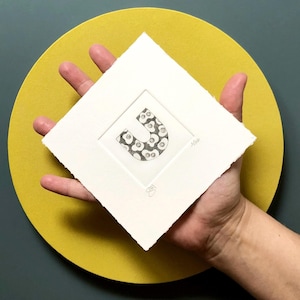 Alfabeto - Lettera U "Uova" - Stampa d’arte, disegno, miniatura. Incisione ad acquaforte e acquatinta stampata e acquerellata a mano