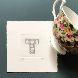 Alfabeto - Lettera T "Tazze" - Stampa artistica, disegno, miniatura. Incisione ad acquaforte e acquatinta stampata e acquerellata a mano
