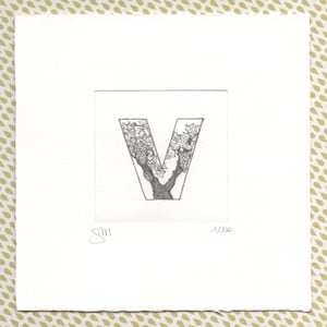 Alfabeto - Lettera V "Vite" - Stampa artistica, disegno, miniatura. Incisione ad acquaforte e acquatinta stampata e acquerellata a mano