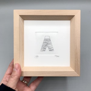 Alfabeto - Lettera A "Acqua"  - Stampa d’arte, disegno, miniatura. Incisione ad acquaforte e acquatinta stampata e acquerellata a mano
