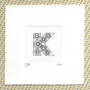 Alfabeto - Lettera K  "Kiwi"  - Stampa d’arte, disegno, miniatura. Incisione ad acquaforte e acquatinta stampata e acquerellata a mano