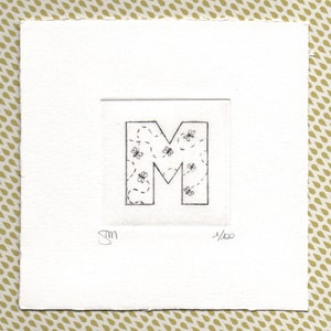 Alfabeto - Lettera M  "Mosche"  - Stampa d’arte, disegno, miniatura. Incisione ad acquaforte e acquatinta stampata e acquerellata a mano