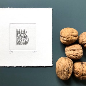 Alfabeto - Lettera B  "Bottiglie"  - Stampa d’arte, disegno, miniatura. Incisione ad acquaforte e acquatinta stampata a mano