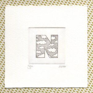 Alfabeto - Lettera N  "Nuvole"  - Stampa d’arte, disegno, miniatura. Incisione ad acquaforte e acquatinta stampata e acquerellata a mano