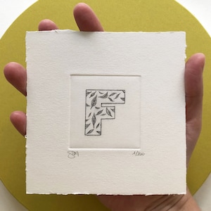 Alfabeto - Lettera F  "Foglie"  - Stampa d’arte, disegno, miniatura. Incisione ad acquaforte e acquatinta stampata e acquerellata a mano