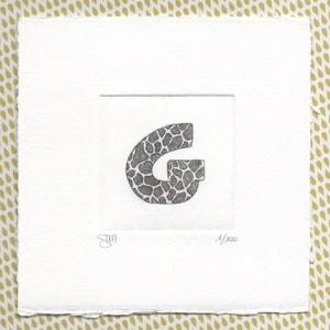 Alfabeto - Lettera G  "Giraffa"  - Stampa d’arte, disegno, miniatura. Incisione ad acquaforte e acquatinta stampata e acquerellata a mano