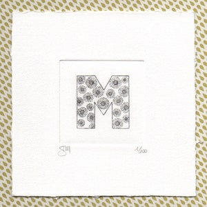 Alfabeto - Lettera M  "Margherite"  - Stampa d’arte, disegno, miniatura. Incisione ad acquaforte e acquatinta stampata e acquerellata a mano