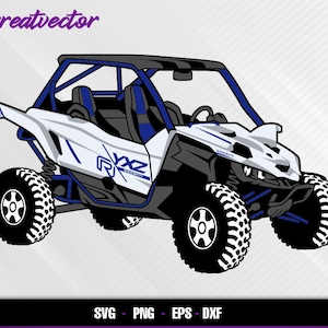 Può includere: Un veicolo fuoristrada Yamaha RYZ bianco e blu con una gabbia di sicurezza e quattro pneumatici grandi. Il veicolo ha una grafica blu e bianca sul lato che dice "RYXZ" e "SOXMOTION".