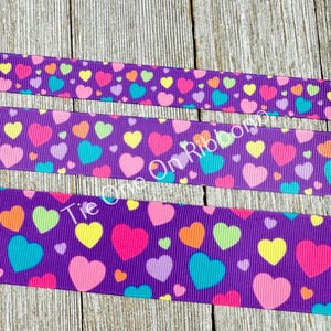 Cuori multicolori su nastro grosgrain stampato viola - 5/8" - 1" - 1,5" - Cucito - Artigianato - San Valentino - Festa - Fiocco - Avvolgere - Album - Etichetta