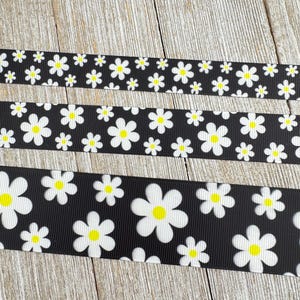 Nastro grosgrain stampato con margherite bianche medie su sfondo nero - 5/8" - 7/8" - 1,5" - Cucito - Artigianato - Decorazione - Etichette - Fiocco - Colletto