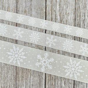 Uitverkoop! 5 Yards wit, wintersneeuwvlokken op lichtgrijs bedrukt grosgrain lint: 5/8&quot;, 7/8&quot;, 1,5&quot;, hondenstrik, cadeaupapier, bagagelabel
