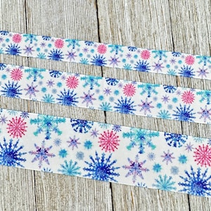 Roze en blauwe wintersneeuwvlokken op wit grosgrain bedrukt lint: 5/8&quot;, 7/8&quot;, 1,5&quot;, hondenhalsband, cadeaupapier, bagagelabel, haarstrik