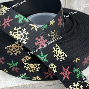 Glanzend gouden, rode en groene sneeuwvlokken op zwart grosgrain lint - 1&quot; breed - naaien - knutselen - strikken - ornamenten - plakboek