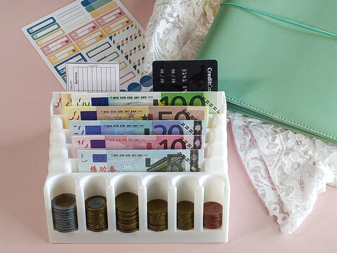  Personalisierbar Geldschein Ständer mit Münzfach für Budgeting Illustration 