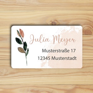 Könnte beinhalten: Eine weiße Karte mit einem Aquarell-Design eines Blattwerks in Grün- und Rosatönen. Der Text "Julia Meyer" ist in einer kursiven Schrift in Rosa geschrieben. Die Adresse "Musterstraße 17, 12345 Musterstadt" ist in Schwarz unter dem Namen gedruckt.