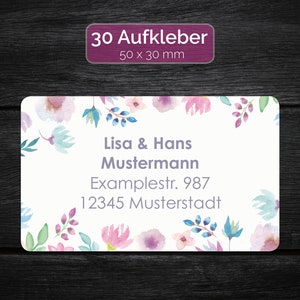 Könnte beinhalten: Ein Satz von 30 personalisierten Adressaufklebern mit einem floralen Design. Die Aufkleber sind 5 cm x 3 cm groß und haben einen Aquarell-Blumenrand in Rosa-, Blau- und Grüntönen. Der Text auf den Aufklebern lautet "Lisa & Hans Mustermann, Examplestr. 987, 12345 Musterstadt."