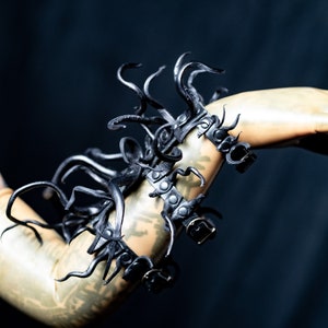 Parasite Arm Eater -under arm (black)