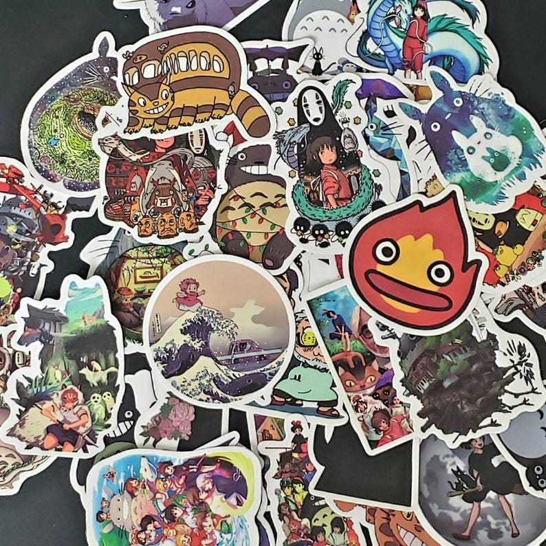 K&ouml;nnte beinhalten: Eine Sammlung farbenfroher Aufkleber zum Thema Anime, die verschiedene Charaktere und Szenen darstellen. Die Aufkleber zeigen eine Vielzahl von Designs, darunter Charaktere aus beliebten Zeichentrickfilmen, mit leuchtenden Farben und detaillierten Illustrationen.
