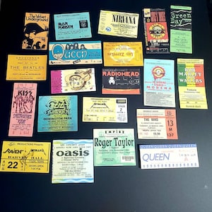 K&ouml;nnte beinhalten: Eine Sammlung von Vintage-Konzertkarten mit Bands wie The Velvet Underground, Iron Maiden, Nirvana, Green Day, The Beatles, Dire Straits, Radiohead, KISS, Ozzy Osbourne, Metallica, The Who, Queen, Oasis und Roger Taylor. Die Tickets sind auf verschiedenen farbigen Papieren gedruckt und weisen unterschiedliche Designs und Schriftarten auf.
