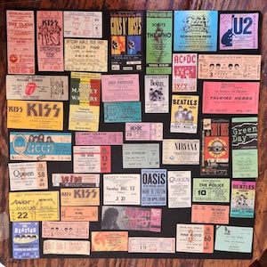 K&ouml;nnte beinhalten: Eine Collage aus Vintage-Konzertkarten mit verschiedenen Rockbands, darunter The Clash, Pink Floyd, Guns N' Roses, The Who, Ozzy Osbourne, U2, KISS, Bob Marley, Sex Pistols, AC/DC, Led Zeppelin, Nirvana, Queen, Oasis, The Police, The Eagles und Pink Floyd. Die Tickets sind in einem Raster auf einem schwarzen Hintergrund angeordnet.