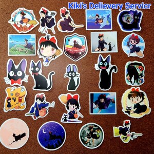 K&ouml;nnte beinhalten: Eine Sammlung farbenfroher Aufkleber mit Illustrationen einer jungen Hexe mit roter Schleife und einer schwarzen Katze. Die Aufkleber zeigen Szenen von Fl&uuml;gen, Paketzustellungen und anderen Abenteuern. Der Text "Kiki's Delivery Service" ist sichtbar.
