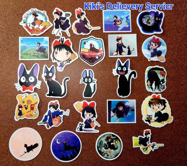 K&ouml;nnte beinhalten: Eine Sammlung farbenfroher Aufkleber mit Illustrationen einer jungen Hexe mit roter Schleife und einer schwarzen Katze. Die Aufkleber zeigen Szenen von Fl&uuml;gen, Paketzustellungen und anderen Abenteuern. Der Text "Kiki's Delivery Service" ist sichtbar.