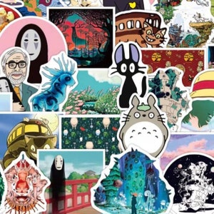 K&ouml;nnte beinhalten: Eine Sammlung farbenfroher Aufkleber mit verschiedenen Anime-Charakteren und -Szenen. Die Aufkleber zeigen Charaktere wie Totoro, Ohngesicht und andere ikonische Figuren aus beliebten Zeichentrickfilmen. Die Designs umfassen lebendige Landschaften und detaillierte Illustrationen.