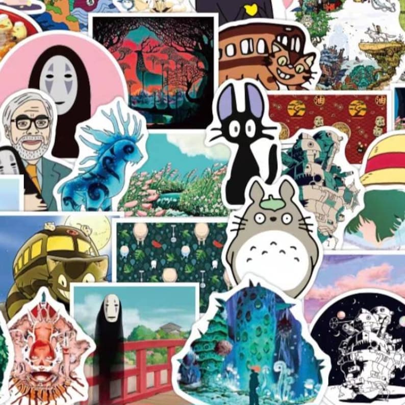 K&ouml;nnte beinhalten: Eine Sammlung farbenfroher Aufkleber mit verschiedenen Anime-Charakteren und -Szenen. Die Aufkleber zeigen Charaktere wie Totoro, Ohngesicht und andere ikonische Figuren aus beliebten Zeichentrickfilmen. Die Designs umfassen lebendige Landschaften und detaillierte Illustrationen.