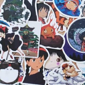 K&ouml;nnte beinhalten: Eine Sammlung farbenfroher Aufkleber im Anime-Stil mit verschiedenen Charakteren und Szenen. Die Aufkleber zeigen eine Vielzahl von Designs, darunter Charaktere mit detaillierten Gesichtsausdr&uuml;cken und lebendigen Hintergr&uuml;nden. Die Aufkleber sind in verschiedenen Formen und Gr&ouml;&szlig;en erh&auml;ltlich.