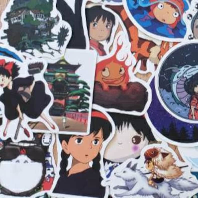 K&ouml;nnte beinhalten: Eine Sammlung farbenfroher Aufkleber im Anime-Stil mit verschiedenen Charakteren und Szenen. Die Aufkleber zeigen eine Vielzahl von Designs, darunter Charaktere mit detaillierten Gesichtsausdr&uuml;cken und lebendigen Hintergr&uuml;nden. Die Aufkleber sind in verschiedenen Formen und Gr&ouml;&szlig;en erh&auml;ltlich.