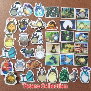 K&ouml;nnte beinhalten: Eine Sammlung farbenfroher Aufkleber und kleiner Kunstdrucke mit Charakteren und Szenen aus dem Zeichentrickfilm "Mein Nachbar Totoro". Die Aufkleber zeigen verschiedene Totoro-Charaktere und verwandte Bilder. Der Text "Totoro Collection" befindet sich unten.