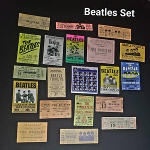 K&ouml;nnte beinhalten: Eine Sammlung von Vintage-Konzertkarten f&uuml;r die Beatles, mit verschiedenen Veranstaltungsorten und Daten, darunter das Shea Stadium, das City Park Stadium und die Indianapolis State Fairgrounds. Die Tickets sind auf farbigem Papier mit Schwarzwei&szlig;fotos der Bandmitglieder gedruckt.
