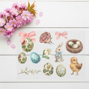Könnte beinhalten: Oster-Illustrationen in Aquarell auf weißem Hintergrund. Das Bild zeigt dekorierte Eier, ein Häschen mit blauer Schleife, ein Küken, ein Nest mit Eiern, Blumen und rosa Schleifen. Ein Zweig mit rosa Kirschblüten befindet sich oben links.