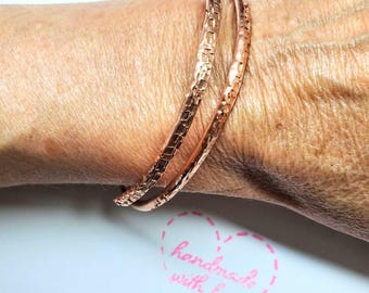 Pulseira de cobre artesanal com textura martelada esculpida e sobreposta.