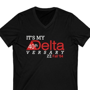 Es ist mein Deltaversary T-Shirt, personalisiertes Shirt, Delta-T-Shirt, Delta-Geschenk für Schwester, Unisex Jersey Kurzarm T-Shirt mit V-Ausschnitt, Schwestern Geschenk