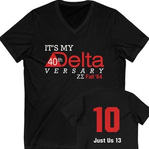 Es ist mein Deltaversary T-Shirt, personalisiertes Shirt, Delta-T-Shirt, Delta-Geschenk für Schwester, Unisex-Jersey-Kurzarm-T-Shirt mit V-Ausschnitt, Sorors-Geschenk