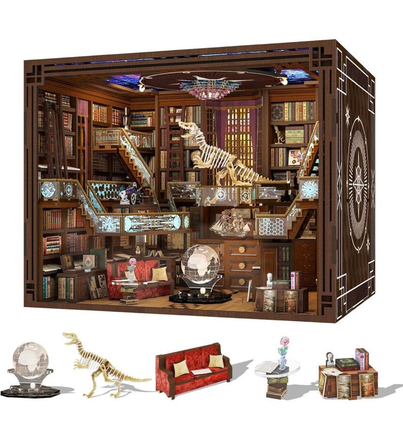 Puede incluir: Un modelo de madera en miniatura de una biblioteca con un esqueleto de dinosaurio, un globo terr&aacute;queo, un sof&aacute;, una mesa con una rosa y una pila de libros. El modelo est&aacute; hecho de madera y tiene un interior detallado.