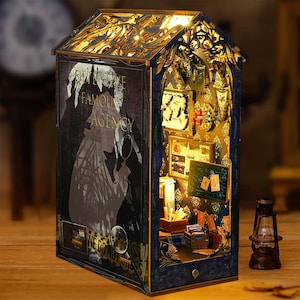 May include: A wooden miniature dollhouse with a lit interior, depicting a detective agency. The front of the house features a sign that reads "Detective Famous Agency". The interior is detailed with furniture, books, and other accessories.
